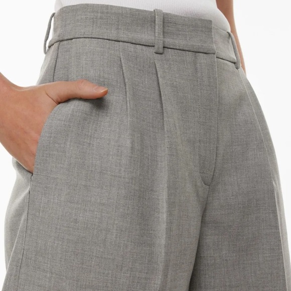 Babaton Pleated Mid - Thigh Shorts - Picture 2 of 5